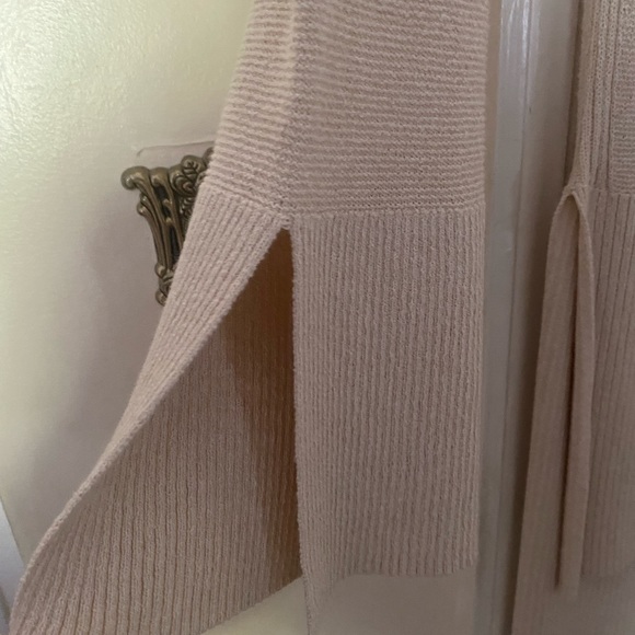 Free People sweater it’s longer in the back then the front Only had it on once - Picture 3 of 5